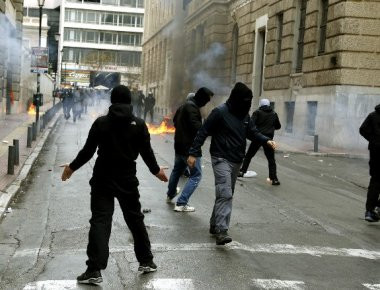 Αναρχικοί επιτέθηκαν στο Αστυνομικό Τμήμα Ναυπάκτου